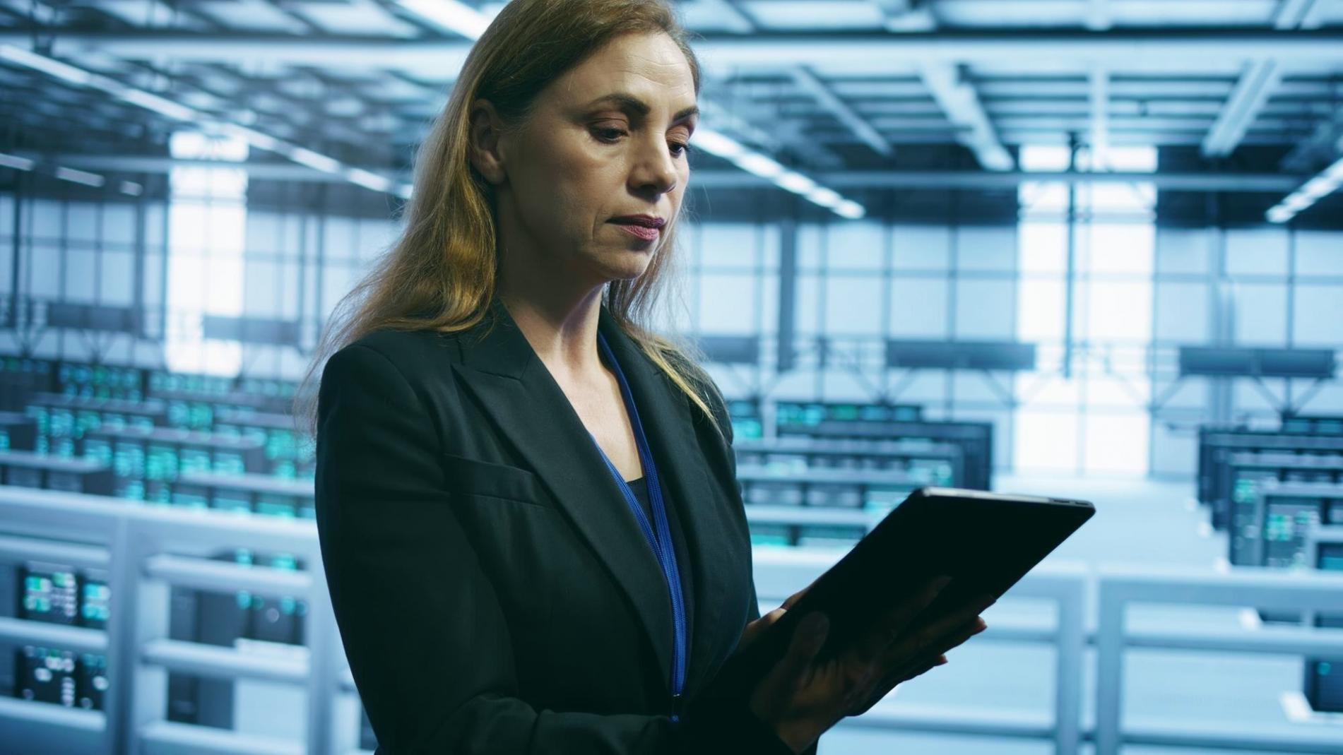 Teilnehmer bei der praktischen Arbeit an KI-Projekten mit professioneller technischer Ausstattung